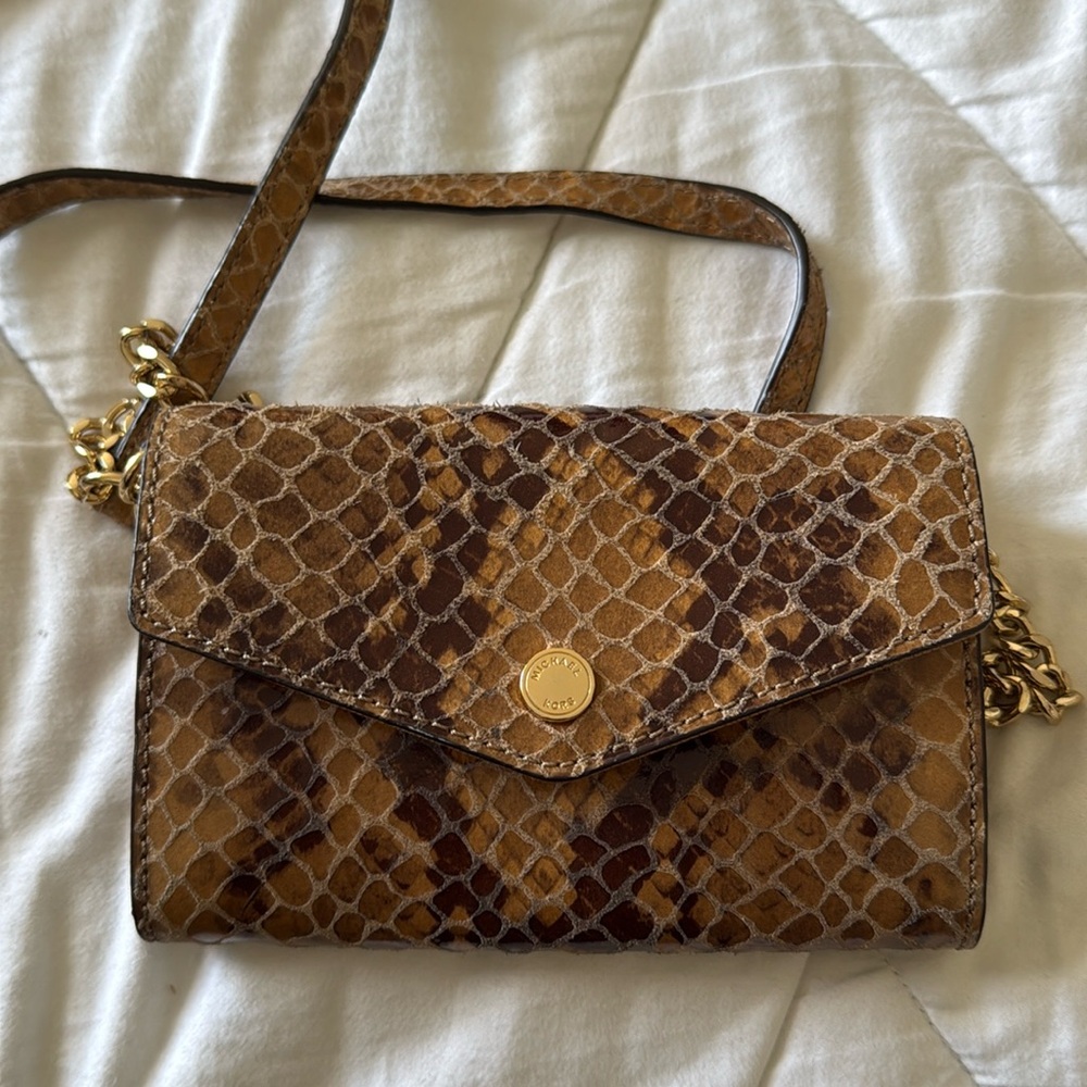 Michael Kors Crossbody (wallet on chain)